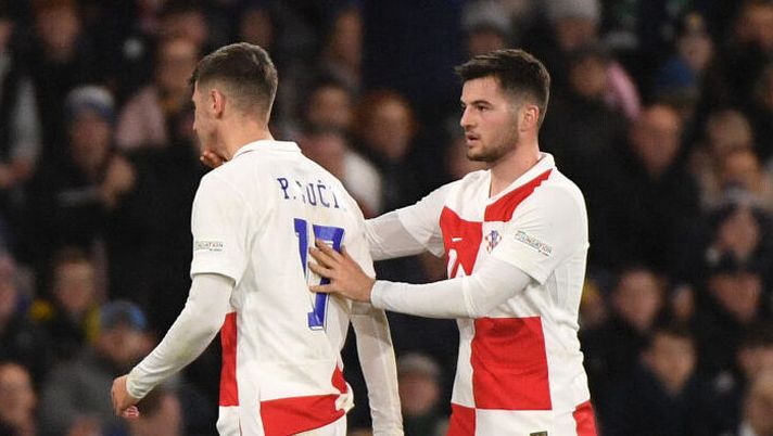 GLASGOW, SCOTLAND - NOVEMBER 15: Petar Sucic of Croatia is consoled by Martin Baturina, as he leaves the field after being shown a red card by Referee Orel Grinfeeld during the UEFA Nations League 2024/25 League A Group A1 match between Scotland and Croatia at Hampden Park on November 15, 2024 in Glasgow, Scotland. (Photo by Euan Cherry/Getty Images) Gazzetta esalta Baturina: “Il gol è una perla che vale il voto”. Bocciatura per Modric: ecco perché - immagine 1