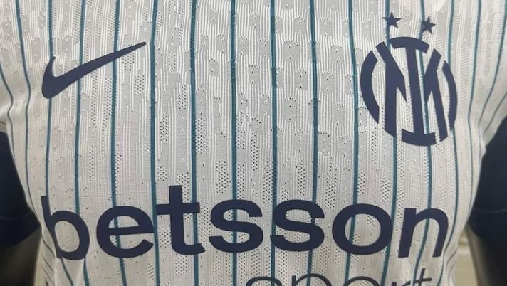 Inter, le foto di quella che sarà la maglia away 26-27: i dettagli della divisa Inter, le foto di quella che sarà la maglia away 26-27: i dettagli della divisa - immagine 1