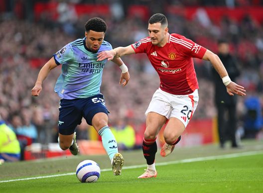 Ethan Nwaneri dell'Arsenal e Diogo Dalot del Manchester United. (Foto di Michael Regan/Getty Images) Manchester United-Arsenal, dove vedere il big match in tv e streaming live- immagine 4