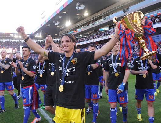 Basilea, Svizzera - 18 maggio 2014: Yann Sommer col trofeo del campionato svizzero. (Foto di Michael Kienzler/Bongarts/Getty Images) Basilea-Grasshoppers, il doppio ex: Sommer, attuale portiere dell’Inter- immagine 3
