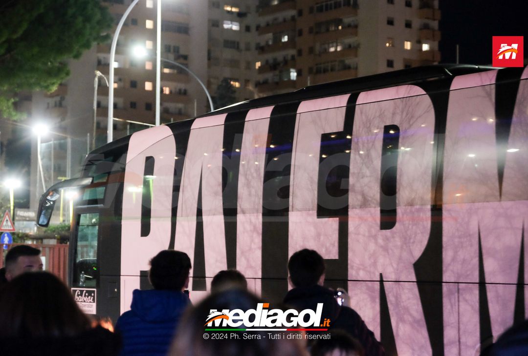 FOTO PALERMO: il Palermo FC si raduna al parcheggio dell’Ippodromo (GALLERY) - immagine 38