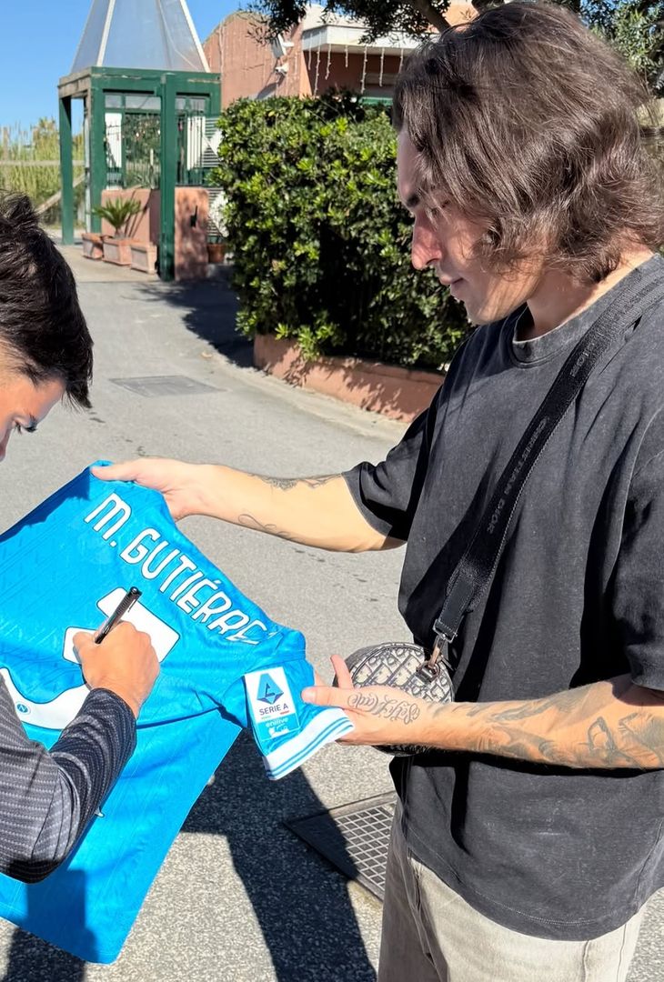 Consegna speciale per Gutierrez e Beukema: i due azzurri versione Simpson – LE FOTO - immagine 4