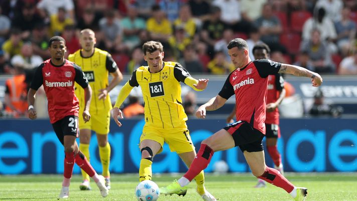LEVERKUSEN, GERMANY - MAY 11: Pascal Gross of Borussia Dortmund battles for possession with Granit Xhaka of Bayer 04 Leverkusen during the Bundesliga match between Bayer 04 Leverkusen and Borussia Dortmund at BayArena on May 11, 2025 in Leverkusen, Germany. (Photo by Lars Baron/Getty Images) Tutto lo sport in streaming gratis: calendario 24-30 novembre e diretta tv - immagine 1