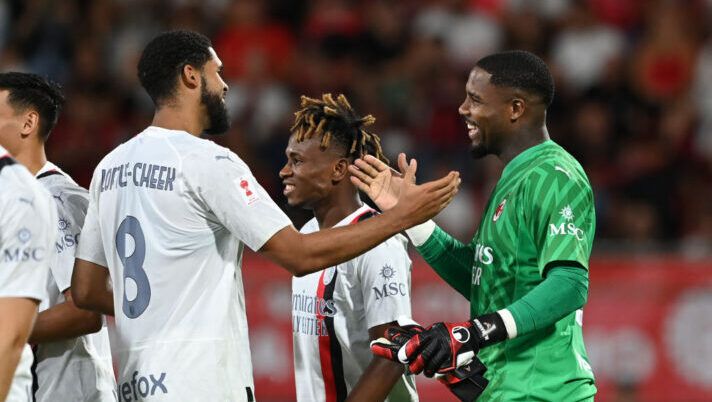 MONZA, ITALY - AUGUST 08: (L-R) Ruben Loftus-Cheek, Samuel Chukwueze and Mike Maignan of AC Milan celebrate the win at the end of the Trofeo Silvio Berlusconi match between AC Monza and AC Milan at U-Power Stadium on August 08, 2023 in Monza, Italy. (Photo by Claudio Villa/AC Milan via Getty Images) Pioli: “Ecco chi è il giocatore più cresciuto con me e chi sarà ora il leader” - immagine 1