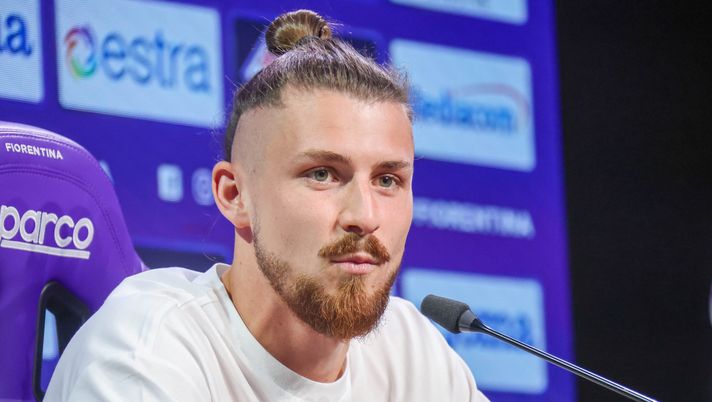 GERMOGLI PH: 16 LUGLIO 2026 BAGNO A RIPOLI ROCCO COMMISSO VIOLA PARK PRESENTAZIONE DEL NUOVO GIOCATORE DELLA FIORENTINA RADU DRAGUSIN NELLA FOTO RADU DRAGUSIN Dragusin: “Faremo una grande stagione. L’accoglienza è stata incredibile” - immagine 1