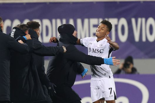 FLORENCE, ITALY - JANUARY 4: David Neres of SSC Napoli celebrates after scoring a goal during the Serie A match between Fiorentina and Napoli at Stadio Artemio Franchi on January 4, 2025 in Florence, Italy. (Photo by Gabriele Maltinti/Getty Images) neres