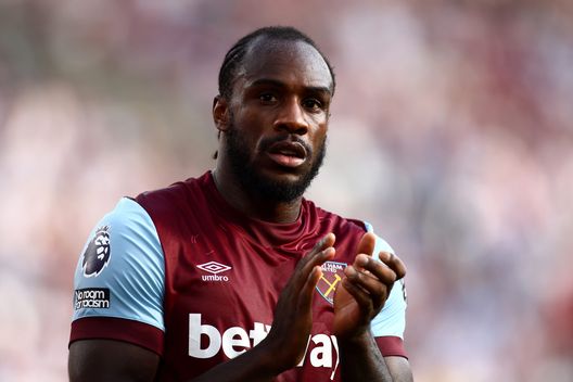 Antonio con la maglia degli Hammers. (Foto di Ben Hoskins/Getty Images) Michail Antonio, l’incontro con i paramedici: “Sono vivo grazie a voi”- immagine 2