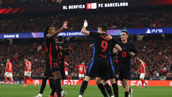 LISBON, PORTUGAL - JANUARY 21: Robert Lewandowski of FC Barcelona celebrates scoring his team's first goal with teammates during the UEFA Champions League 2024/25 League Phase MD7 match between SL Benfica and FC Barcelona at Estadio do SL Benfica on January 21, 2025 in Lisbon, Portugal. (Photo by Carlos Rodrigues/Getty Images) Champions League, i risultati: Barça e Atletico vincono all’ultimo, pari Juve a Bruges - immagine 1
