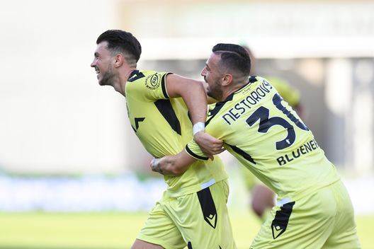 REGGIO NELL'EMILIA, ITALY - SEPTEMBER 11: Lazar Samardzic of Udinese Calcio celebrates with teammate Ilija Nestorovski after scoring their team's second goal during the Serie A match between US Sassuolo and Udinese Calcio at Mapei Stadium - Citta' del Tricolore on September 11, 2022 in Reggio nell'Emilia, Italy. (Photo by Alessandro Sabattini/Getty Images) Caso Samardzic, ecco la verità del padre sull’Inter. Ma arrivano subito le repliche- immagine 2