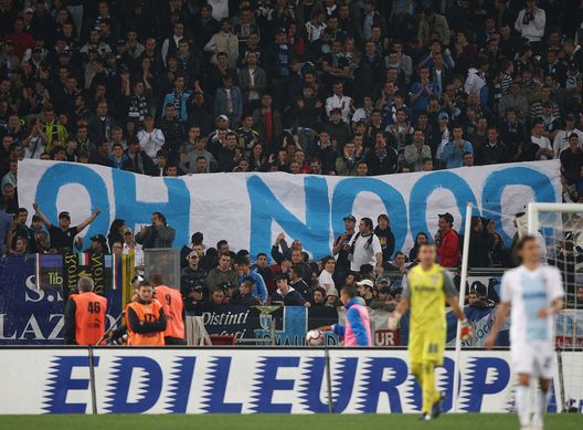 I tifosi della Lazio con lo striscione per celebrare il gol dell'Inter durante la partita di Serie A allo Stadio Olimpico il 2 maggio 2010 a Roma, Italia. (Foto di Paolo Bruno/Getty Images) Il peso della partita tra Inter e Lazio: le volte in cui è stata decisiva per la Serie A- immagine 4