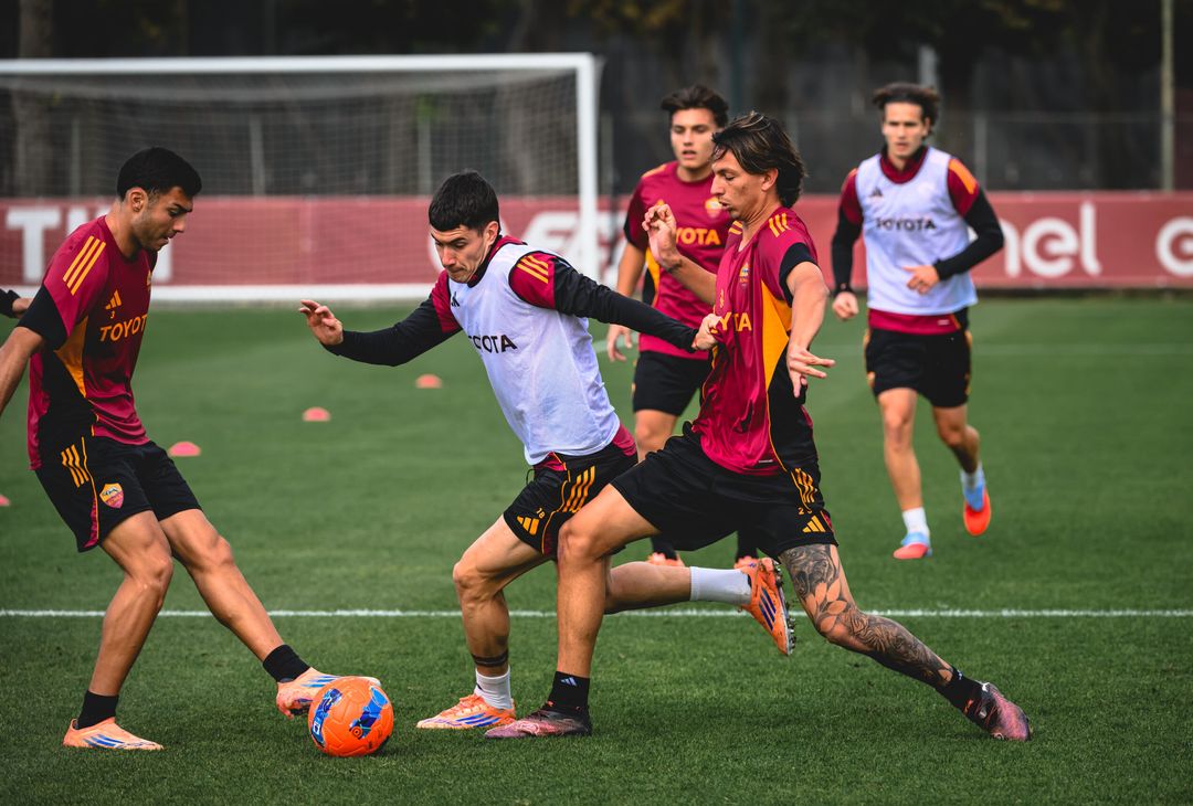 Trigoria, Roma in campo per l’allenamento del venerdì – FOTO GALLERY - immagine 31