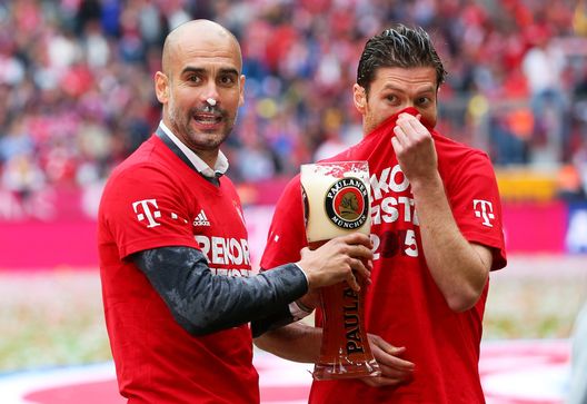 Josep Guardiola e Xabi Alonso festeggiano la vittoria del campionato del Bayern Monaco all'Allianz Arena il 23 maggio 2015. (Foto di Alexander Hassenstein/Bongarts/Getty Images) Verso Real-City, Guardiola: “Xabi Alonso non fa pipì all’acqua di colonia”- immagine 2