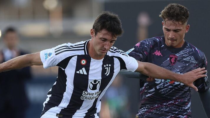 EMPOLI, ITALY - SEPTEMBER 14: Andrea Cambiaso of Juventus in action during the Serie A match between Empoli and Juventus at Stadio Carlo Castellani on September 14, 2024 in Empoli, Italy. (Photo by Gabriele Maltinti/Getty Images) I voti di Empoli-Juve al fanta: Nico come Vlahovic, la scelta su Cambiaso, Yildiz e Colombo - immagine 1