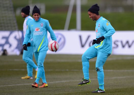 LONDRA, INGHILTERRA - 5 FEBBRAIO: Neymar (a sinistra) osserva Ronaldinho durante un allenamento della nazionale brasiliana al centro sportivo The Hive, il 5 febbraio 2013 a Londra, Inghilterra. (Foto di Mike Hewitt/Getty Images) Santos Flamengo