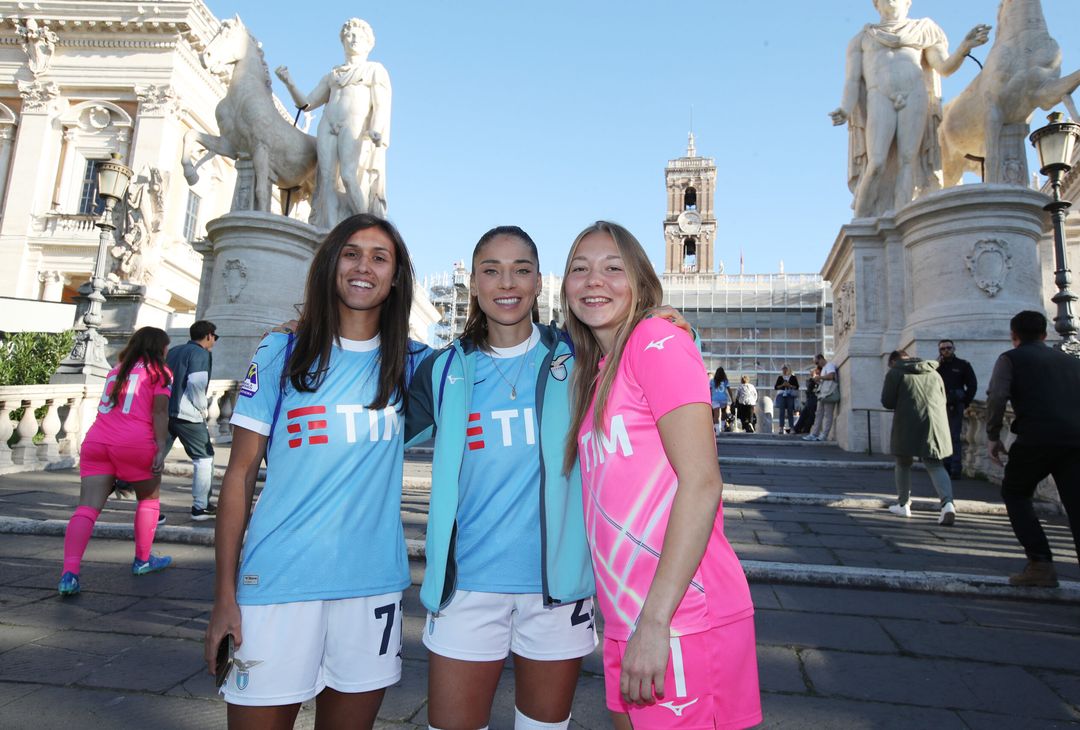 WOMEN | Lazio, foto di squadra al Campidoglio: c’è anche Onorato – GALLERY - immagine 9