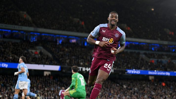 MANCHESTER, ENGLAND - APRIL 03: Jhon Duran of Aston Villa celebrates scoring his team's first goal during the Premier League match between Manchester City and Aston Villa at Etihad Stadium on April 03, 2024 in Manchester, England. (Photo by Michael Regan/Getty Images) Mercato – Il Bologna sulle tracce di Jhon Duran dell’Aston Villa - immagine 1