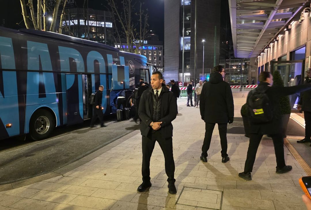 Il Napoli è da pochi minuti giunto all'hotel milanese che li ospiterà fino a domani. Ecco le foto raccolte dal prof. Bruno Siciliano all'arrivo dei campioni azzurri nel capoluogo lombardo.