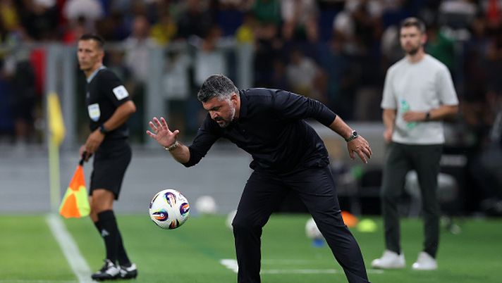 BERGAMO, ITALIA - 5 SETTEMBRE: Gennaro Gattuso, allenatore della nazionale italiana, con il pallone della partita durante la partita di qualificazione alla Coppa del Mondo FIFA 2026 tra Italia ed Estonia allo Stadio di Bergamo, il 5 settembre 2025 a Bergamo, Italia. (Foto di Claudio Villa - FIGC/FIGC tramite Getty Images) Gattuso