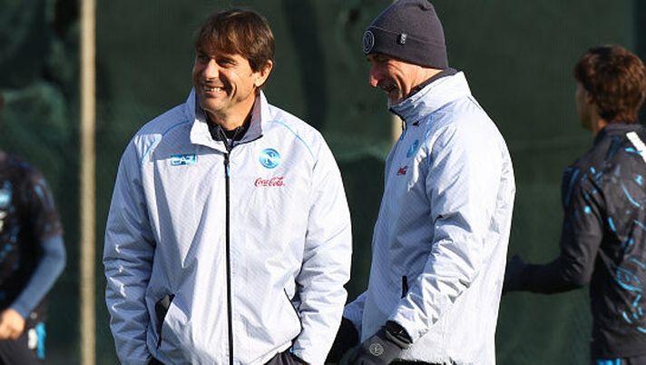 Pronti via, 24 ore all’attesissima sfida di Champions League tra Napoli e Chelsea. Conte guida l’allenamento cercando di trasferire la stessa grinta trasmessa in conferenza.