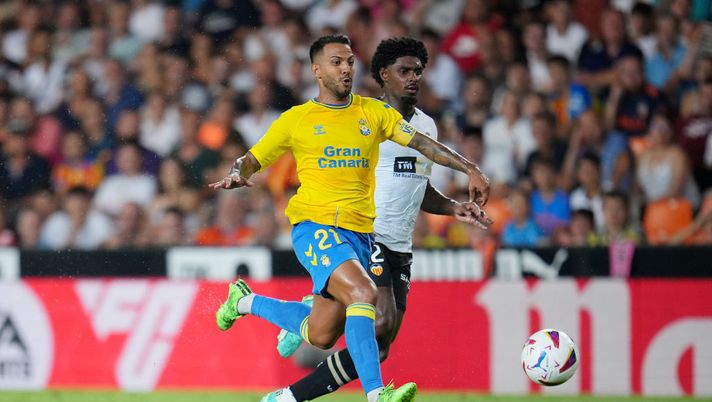 VALENCIA, SPAIN - AUGUST 18: Jonathan Viera of Las Palmas runs with the ball whilst under pressure from Thierry Correia of Valencia during the LaLiga EA Sports match between Valencia CF and UD Las Palmas at Estadio Mestalla on August 18, 2023 in Valencia, Spain. (Photo by Aitor Alcalde/Getty Images) Jonathan Viera firma (quasi) gratis per amore del Las Palmas: “La Liga non me lo ha permesso” - immagine 1