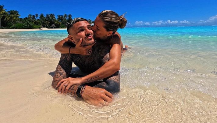 Mauro Icardi torna a fare scandalo: il calciatore pubblica una foto da censura della fidanzata Mauro Icardi torna a fare scandalo: il calciatore pubblica una foto da censura della fidanzata - immagine 1