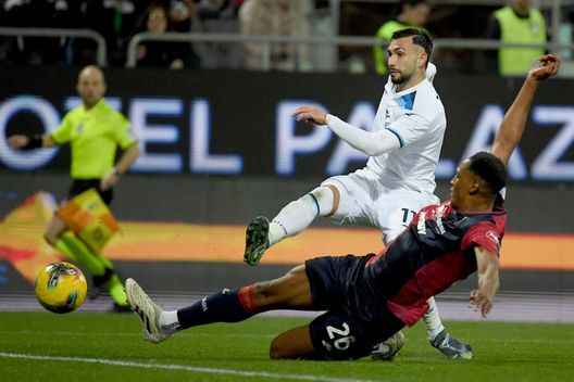 Cagliari, Italia - 3 febbraio 2025: Valentin Castellanos della Lazio e Jery Mina del Cagliari. (Foto di Marco Rosi - SS Lazio/Getty Images) Lazio-Cagliari, statistiche e precedenti tra le due compagini- immagine 2