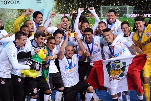 Il Corinthians alza la Coppa del Mondo per Club nel 2012. Ultima volta che una squadra sudamericana ebbe la meglio su un club europeo (Photo by TOSHIFUMI KITAMURA / AFP via Getty Images) Mondiale per Club, il PSG cade con il Botafogo: i brasiliani interrompono una lunga maledizione- immagine 3