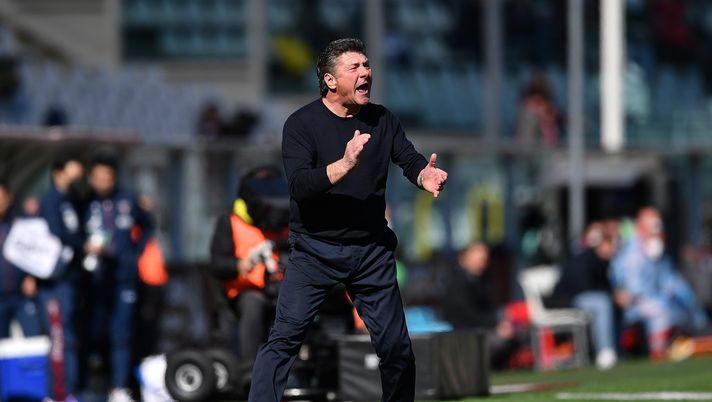TURIN, ITALY - FEBRUARY 27: Cagliari Calcio head coach Walter Mazzarri shouts to his players during the Serie A match between Torino FC and Cagliari Calcio at Stadio Olimpico di Torino on February 27, 2022 in Turin, Italy. (Photo by Valerio Pennicino/Getty Images) Mazzarri e la stagione da record con il Toro: media punti superiore a Juric - immagine 1