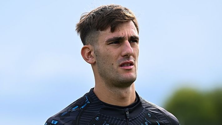 NAPLES, ITALY - NOVEMBER 27: SSC Napoli player Lorenzo Lucca attends the afternoon training Session at SSC Napoli Training Center in Castel Volturno (Caserta) on November 27, 2025 in Naples, Italy. (Photo by SSC NAPOLI/SSC NAPOLI via Getty Images) Moretto – Allegri apprezza Lucca, cosa filtra sul possibile scambio tra Milan e Napoli - immagine 1