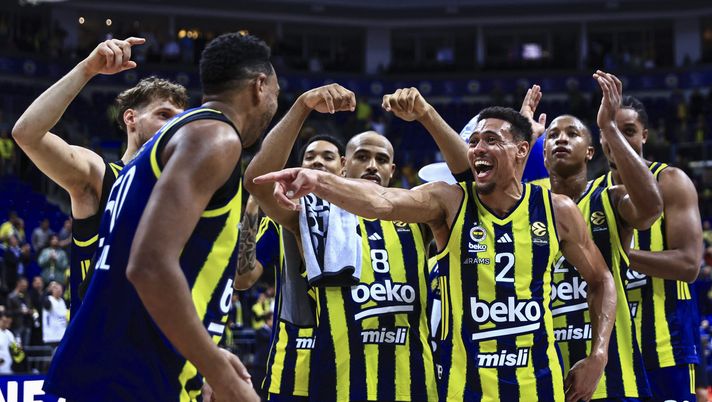 ISTANBUL, TURKEY - NOVEMBER 25: Fenerbahce Beko players celebrate victory after the EuroLeague Regular Season Round 13 match between Fenerbahce Beko Istanbul and Virtus Bologna at Ulker Sports Arena on November 25, 2025 in Istanbul, Turkey. (Photo by Tolga Adanali/Euroleague Basketball via Getty Images) Monaco-Fenerbahce: dove vedere l’Eurolega in TV e in Streaming - immagine 1
