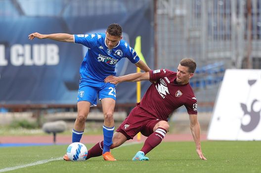 EMPOLI, ITALY - MAY 01: Kristjan Asllani of Empoli FC battles for the ball with Dennis Praet of Torino FC during the Serie A match between Empoli FC and Torino FC at Stadio Carlo Castellani on May 1, 2022 in Empoli, Italy. (Photo by Gabriele Maltinti/Getty Images)