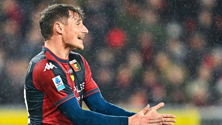 GENOA, ITALY - DECEMBER 7: Andrea Pinamonti of Genoa reacts during the Serie A match between Genoa and Torino at Stadio Luigi Ferraris on December 7, 2024 in Genoa, Italy. (Photo by Simone Arveda/Getty Images) Potete rifiutare: sette scambi da non fare al fanta, da Pinamonti e Leao a Gudmundsson e Dybala - immagine 1