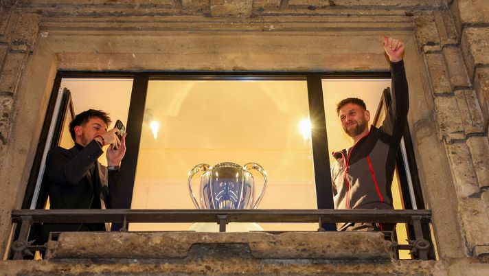 Domenica da dimenticare per i rossoneri: imbrattato il Milan Store di via Dante - immagine 1