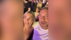 Totti e Noemi al concerto di Vasco Rossi: scatenati sulle note di “Rewind”