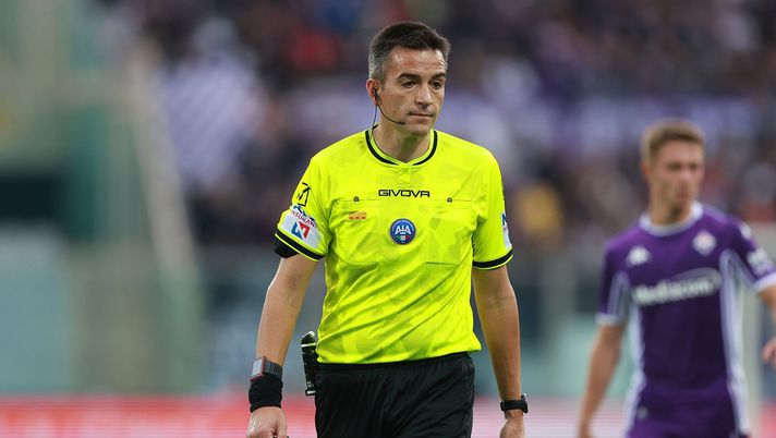 FLORENCE, ITALY - NOVEMBER 2: Antonio Rapuano referee looks on during the Serie A match between ACF Fiorentina and US Lecce at Artemio Franchi on November 2, 2025 in Florence, Italy. (Photo by Gabriele Maltinti/Getty Images) Torino, i precedenti con Rapuano: bilancio positivo - immagine 1