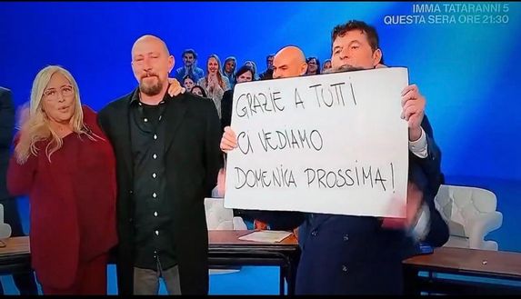 Domenica In, Mara Venier sbotta con Teo Mammucari: “Tu sei un pirla perché non capisci…” - immagine 1