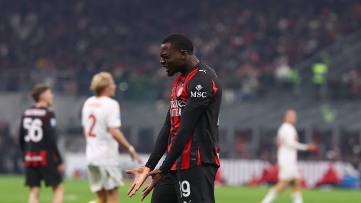 MILAN, ITALY - JANUARY 08: Youssouf Fofana of AC Milan reacts during the Serie A match between AC Milan and Genoa CFC at Giuseppe Meazza Stadium on January 08, 2026 in Milan, Italy. (Photo by Giuseppe Cottini/AC Milan via Getty Images) Fofana chiede scusa, poi cancella la storia: la reazione di Leao e compagni - immagine 1