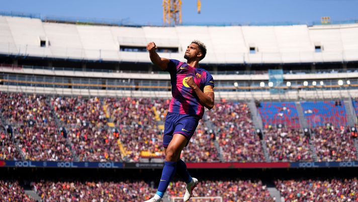 BARCELLONA, SPAGNA - 22 MARZO: Ronald Araujo dell'FC Barcelona festeggia il primo gol della sua squadra durante la partita di LaLiga EA Sports tra FC Barcelona e Rayo Vallecano de Madrid allo Spotify Camp Nou il 22 marzo 2026 a Barcellona, Spagna. (Foto di Alex Caparros/Getty Images) Araujo: nonostante lo stop per problemi di salute mentale, ha già eguagliato il suo record di gol stagionale - immagine 1