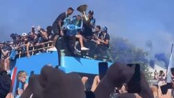 Il pullman del Napoli frena all’improvviso e… la coppa scudetto rischia di cadere!