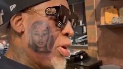 L’ultima di Rodman: si tatua il volto della fidanzata in faccia (VIDEO)