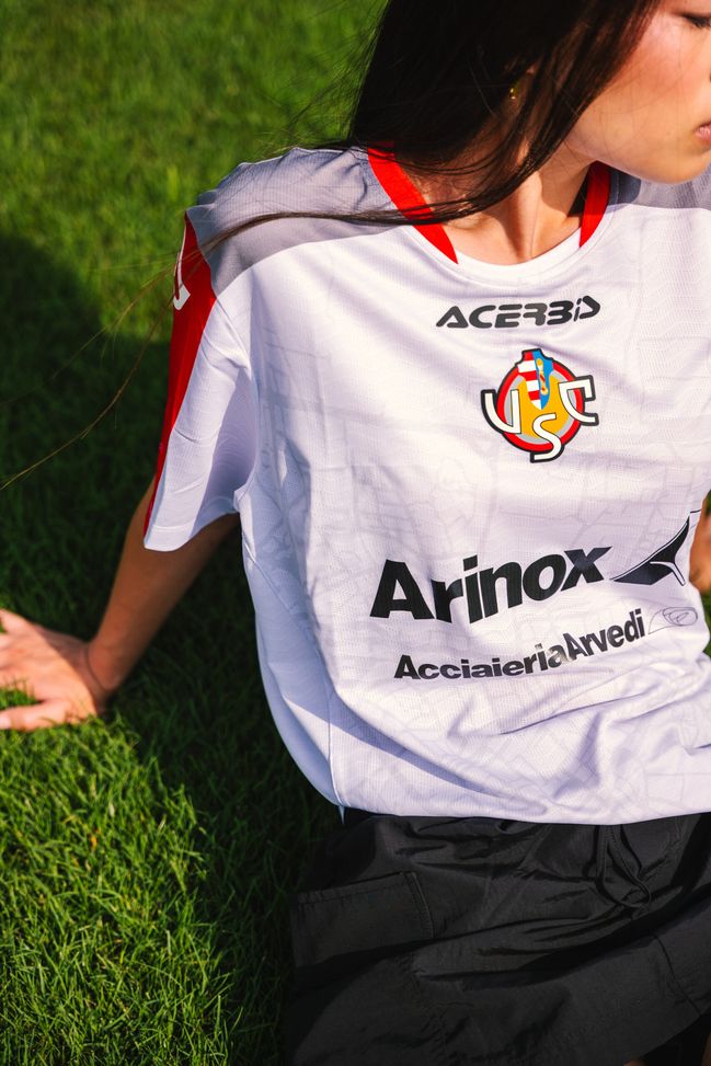 Cremonese, svelata la seconda maglia: bianca con richiami grigiorossi- immagine 2
