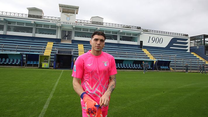 ROME, ITALY - OCTOBER 22: Christos Mandas of SS Lazio looks on during the SS Lazio Official team photo at Formello sport center on October 22, 2025 in Rome, Italy. (Photo by Paolo Bruno/Getty Images) Rumors portieri, Mandas in uscita: età e costi, il Milan ci pensa