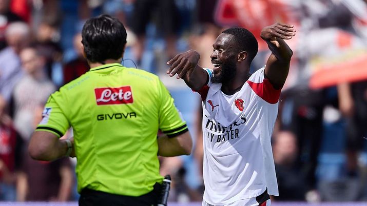 L'espulsione di Fikayo Tomori, difensore AC Milan, durante Sassuolo-Milan di Serie A