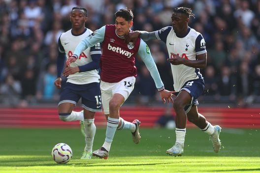 Edson Alvarez, Destiny Udogie e Yves Bissouma durante l'ultima sfida tra West Ham e Tottenham (Foto di Marc Atkins/Getty Images) Il West Ham sfida il Tottenham nel derby di Londra: le quote e il pronostico di DDD- immagine 4