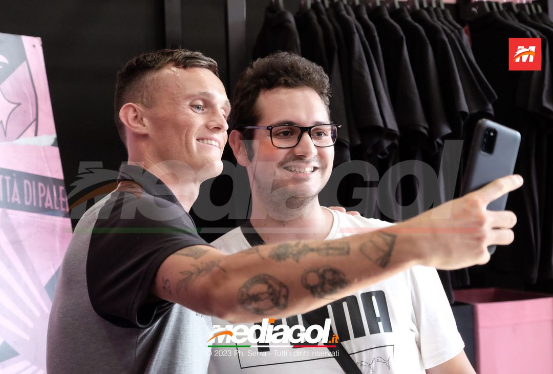 FOTO PALERMO: Liam Henderson incontra i tifosi allo Store Ufficiale (GALLERY) - immagine 29
