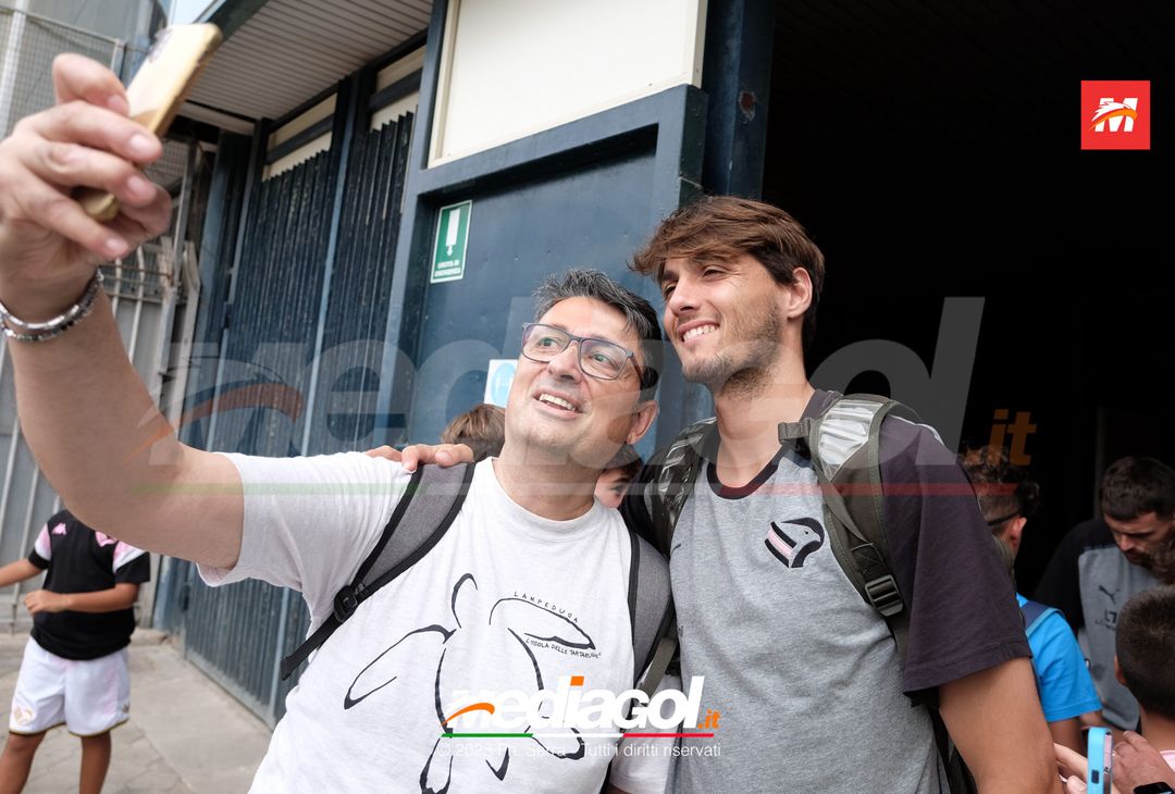 FOTO Reggiana-Palermo, il Palermo in partenza dal ‘Renzo Barbera’ (GALLERY) - immagine 17