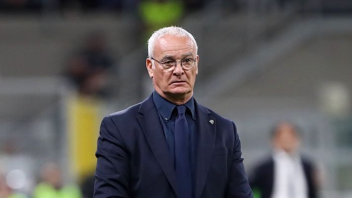 MILAN, ITALY - APRIL 14: Claudio Ranieri, Head Coach of Cagliari Calcio, reacts during the Serie A TIM match between FC Internazionale and Cagliari at Stadio Giuseppe Meazza on April 14, 2024 in Milan, Italy. (Photo by Marco Luzzani/Getty Images) Ranieri: “Cambio Jankto al 30′, vi spiego. Problemi Mina, Viola, perché Gaetano e Dossena fuori” - immagine 1