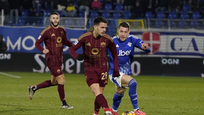 COMO, ITALY - DECEMBER 15: (L-R) Enzo Le Fee of AS Roma competes for the ball with Andrea Belotti of Como 1907 during the Serie A match between Como and AS Roma at Stadio G. Sinigaglia on December 15, 2024 in Como, Italy. (Photo by Pier Marco Tacca/Getty Images) Le Fée enzo
