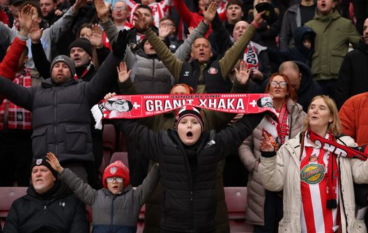 Premier League, Xhaka litiga con un tifoso durante West Ham-Sunderland: l’arbitro sospende la partita- immagine 2