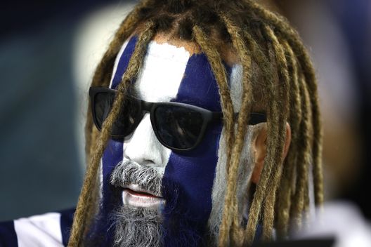 DOHA, QATAR - 14 DICEMBRE: Un tifoso del Monterrey durante la partita del secondo turno del Mondiale per Club FIFA contro l'Al-Sadd Sports Club allo stadio Jassim Bin Hamad il 14 dicembre 2019 a Doha, Qatar. (Foto di Francois Nel/Getty Images) Monterrey-Tigres: due città, due club, un’unica religione- immagine 2